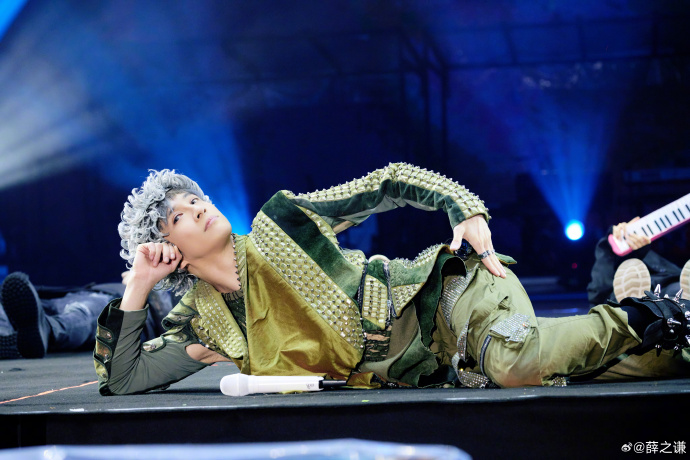 我们一起淋过雨 但是千万别感冒～ 承蒙关照 下次见🙏🙏 三明x2 ​​​