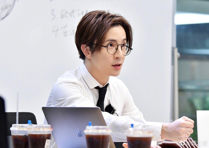 11月起 每周五晚9点档见 我们是神奇公司 就在东方卫视 